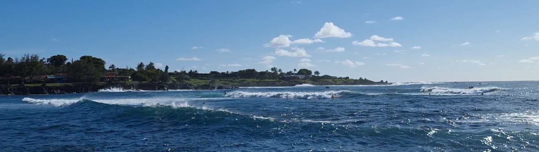 Anakena Weißer Sandstrand mit türkisfarbenem Wasser und einem Palmenhain sowie zwei Plattformen mit Moai-Steinfiguren