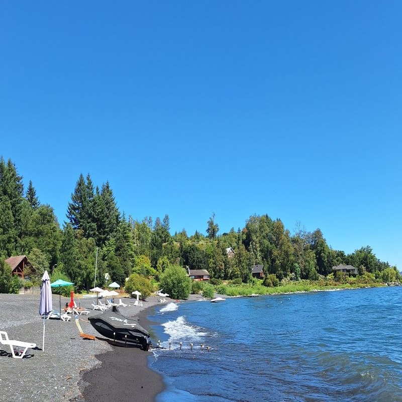 Schwarzer Sandstrand der Stadt Playa Pucon